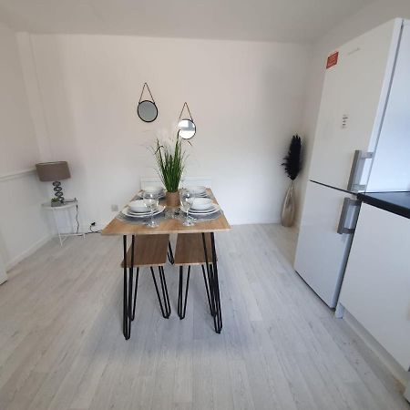 Bv Luxury Spacious 3 Bedroom House At Isaac Close マンチェスター エクステリア 写真