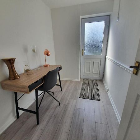 Bv Luxury Spacious 3 Bedroom House At Isaac Close マンチェスター エクステリア 写真