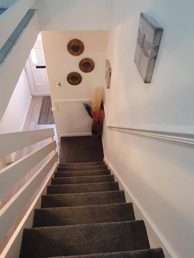 Bv Luxury Spacious 3 Bedroom House At Isaac Close マンチェスター エクステリア 写真