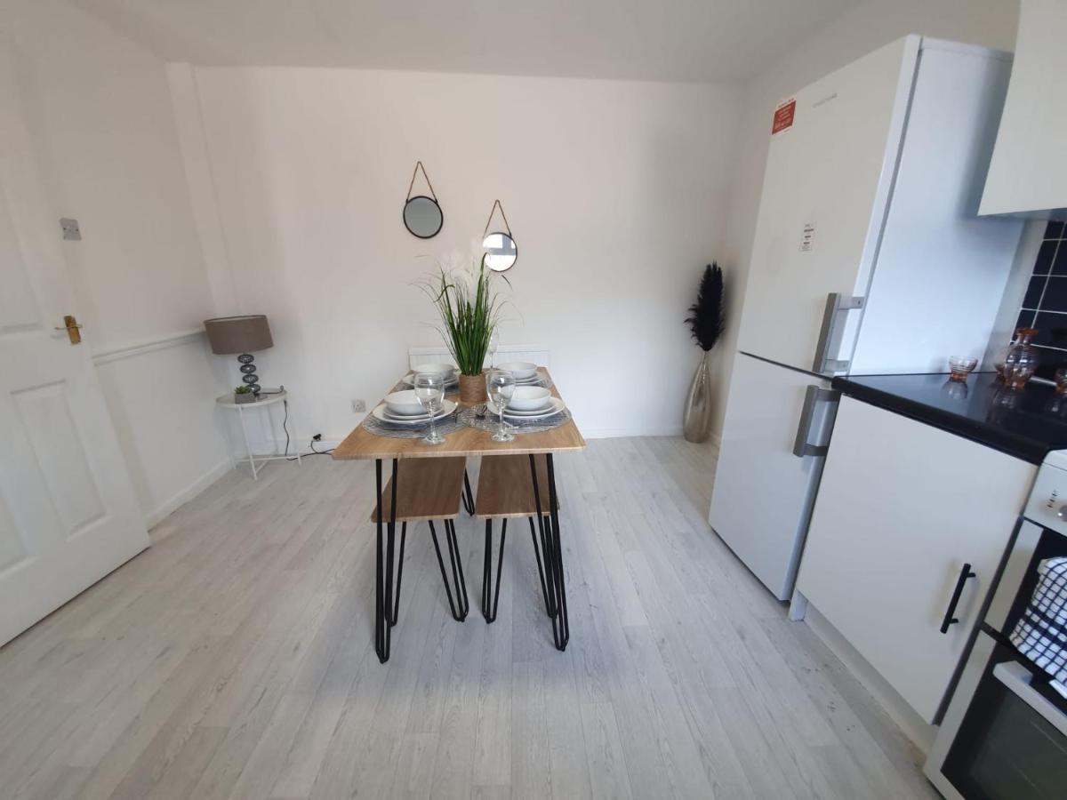 Bv Luxury Spacious 3 Bedroom House At Isaac Close マンチェスター エクステリア 写真