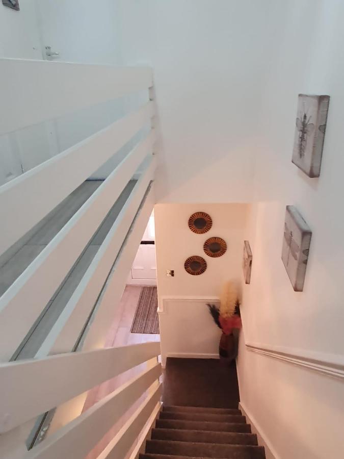 Bv Luxury Spacious 3 Bedroom House At Isaac Close マンチェスター エクステリア 写真