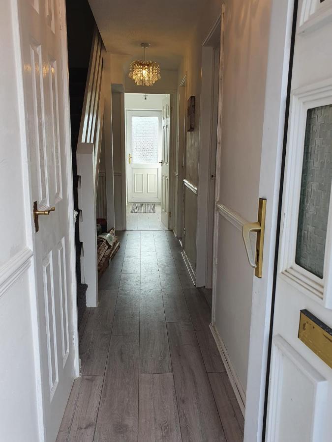 Bv Luxury Spacious 3 Bedroom House At Isaac Close マンチェスター エクステリア 写真