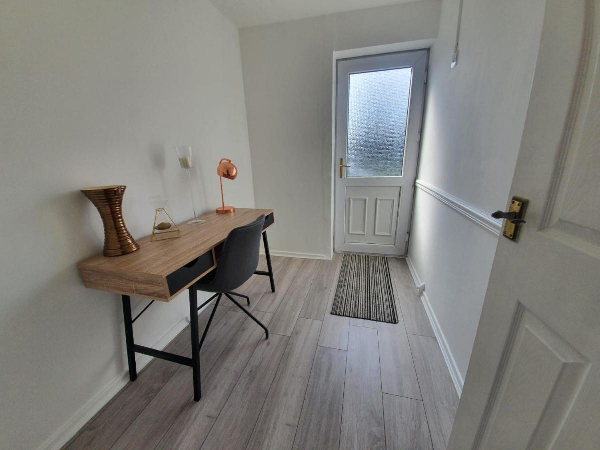 Bv Luxury Spacious 3 Bedroom House At Isaac Close マンチェスター エクステリア 写真