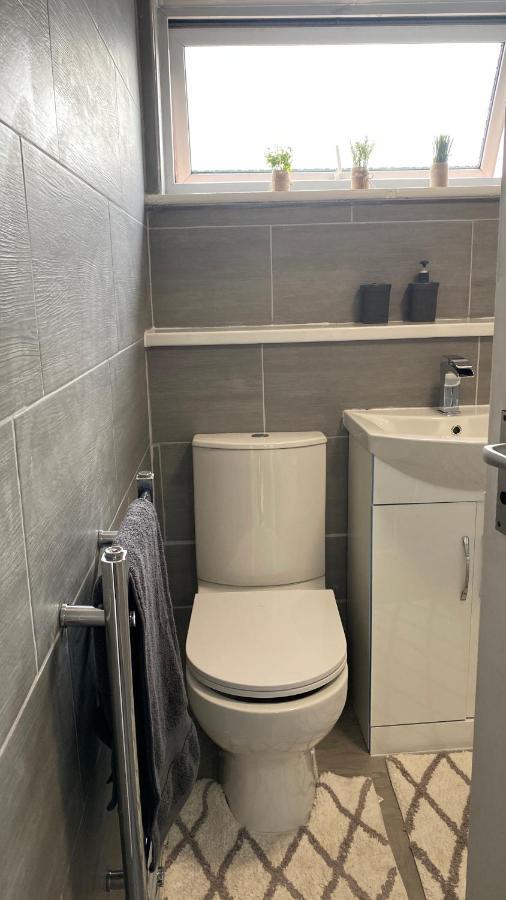 Bv Luxury Spacious 3 Bedroom House At Isaac Close マンチェスター エクステリア 写真