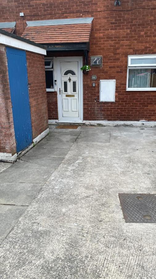 Bv Luxury Spacious 3 Bedroom House At Isaac Close マンチェスター エクステリア 写真