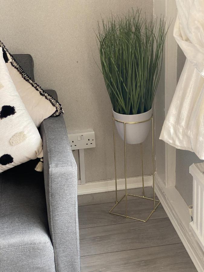 Bv Luxury Spacious 3 Bedroom House At Isaac Close マンチェスター エクステリア 写真