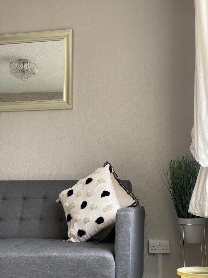 Bv Luxury Spacious 3 Bedroom House At Isaac Close マンチェスター エクステリア 写真