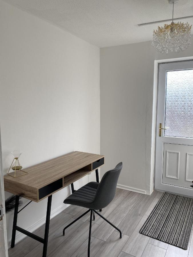 Bv Luxury Spacious 3 Bedroom House At Isaac Close マンチェスター エクステリア 写真