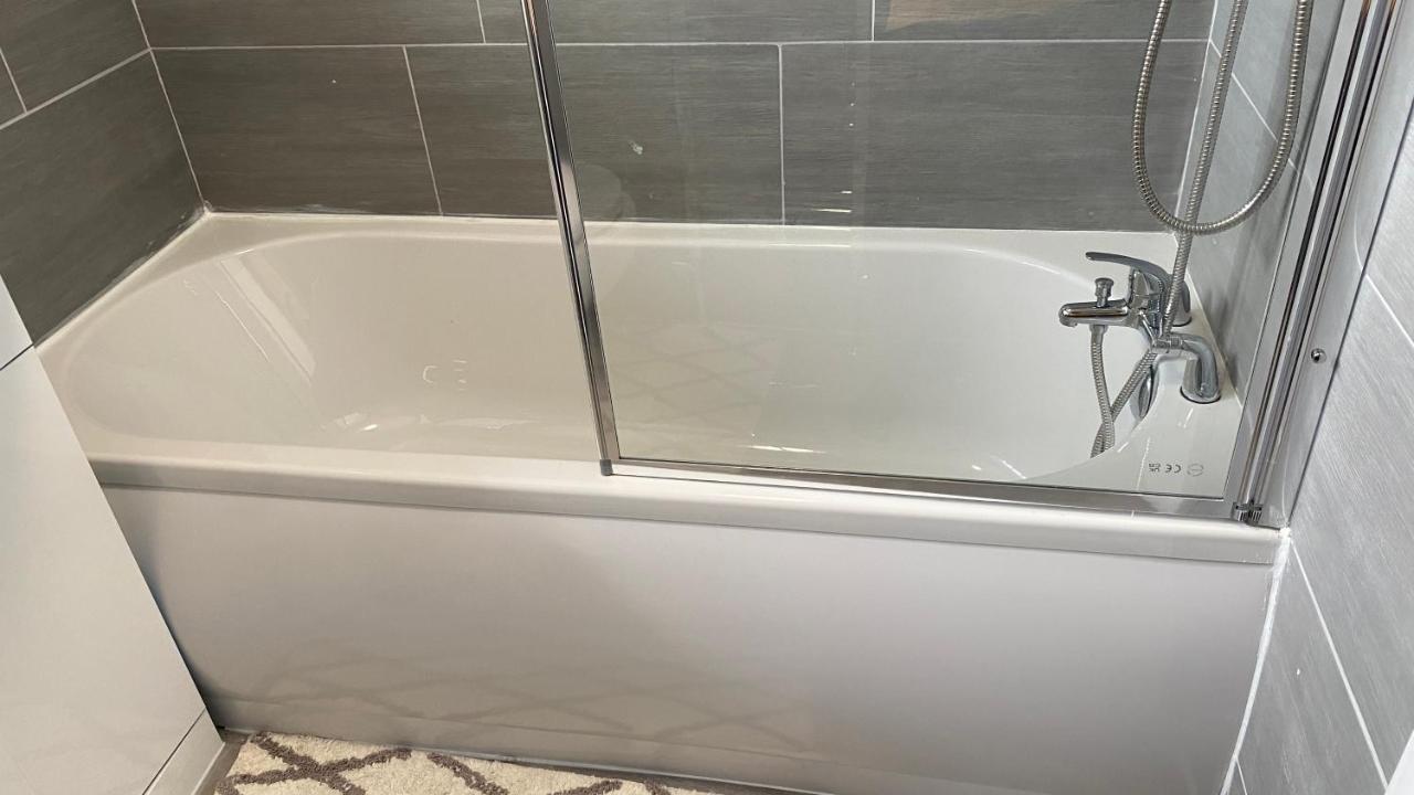 Bv Luxury Spacious 3 Bedroom House At Isaac Close マンチェスター エクステリア 写真