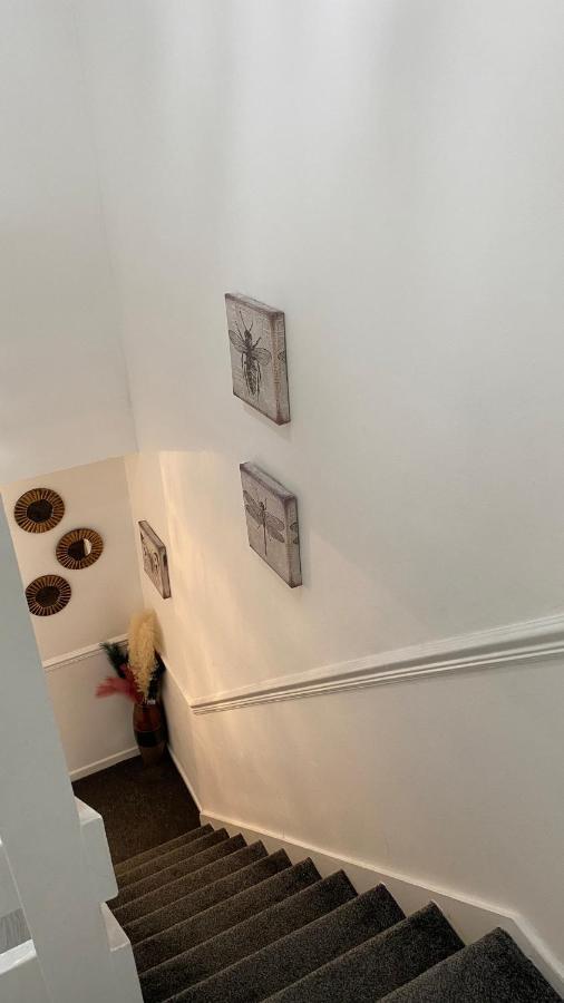 Bv Luxury Spacious 3 Bedroom House At Isaac Close マンチェスター エクステリア 写真