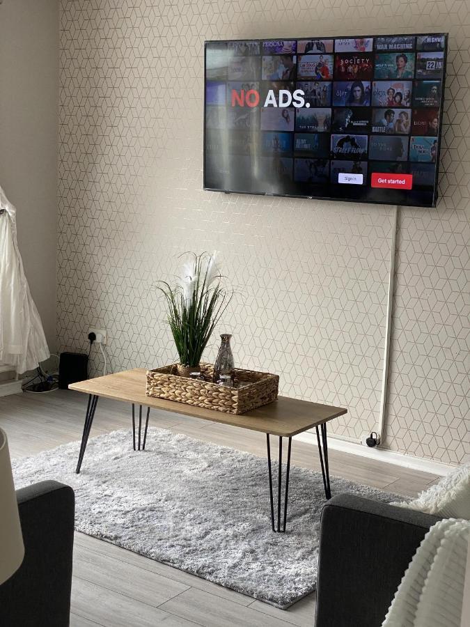 Bv Luxury Spacious 3 Bedroom House At Isaac Close マンチェスター エクステリア 写真