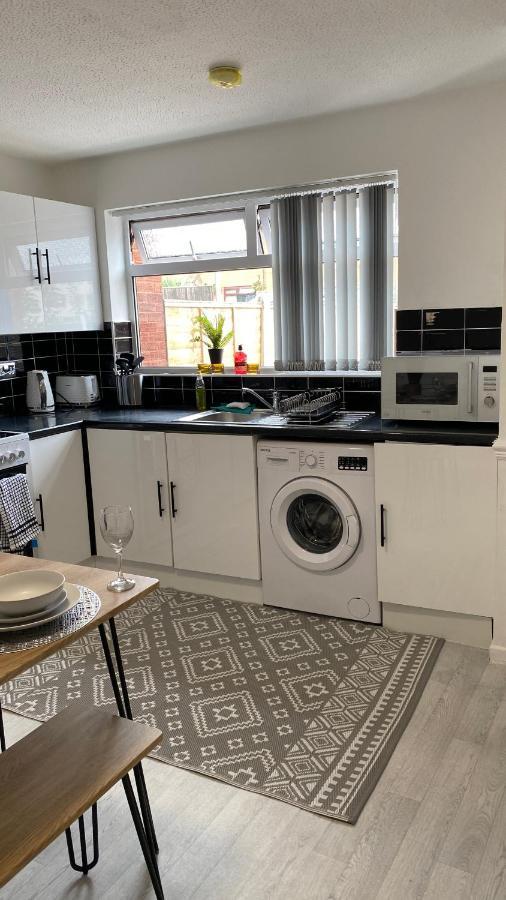 Bv Luxury Spacious 3 Bedroom House At Isaac Close マンチェスター エクステリア 写真