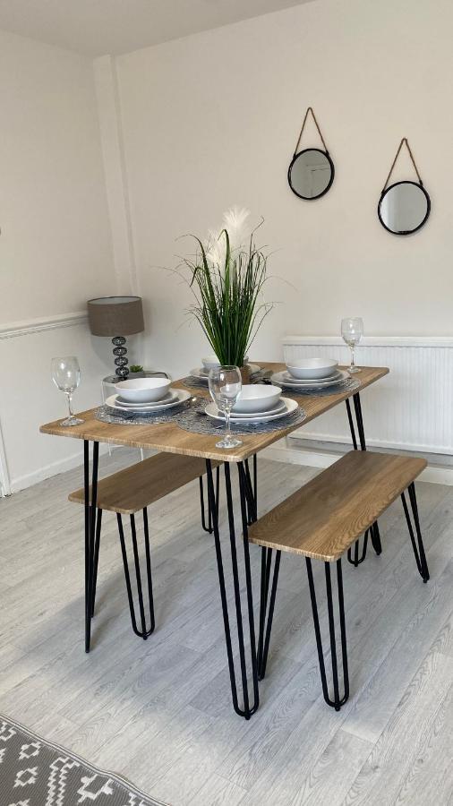 Bv Luxury Spacious 3 Bedroom House At Isaac Close マンチェスター エクステリア 写真