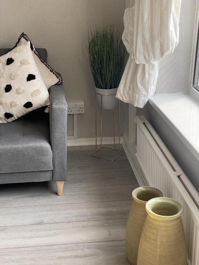 Bv Luxury Spacious 3 Bedroom House At Isaac Close マンチェスター エクステリア 写真