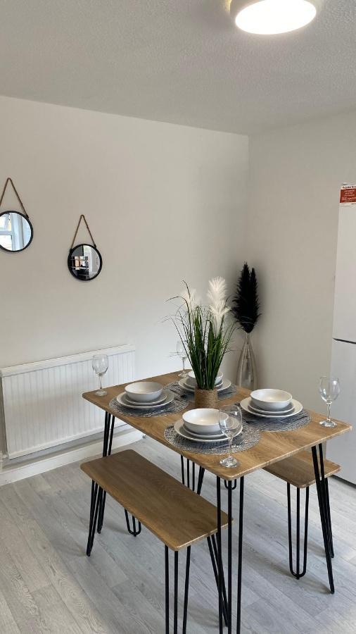Bv Luxury Spacious 3 Bedroom House At Isaac Close マンチェスター エクステリア 写真