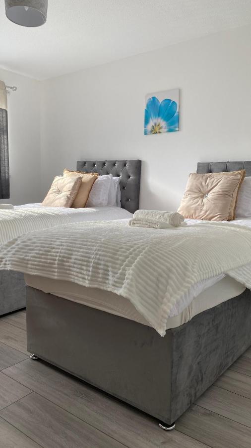 Bv Luxury Spacious 3 Bedroom House At Isaac Close マンチェスター エクステリア 写真