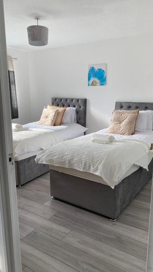 Bv Luxury Spacious 3 Bedroom House At Isaac Close マンチェスター エクステリア 写真