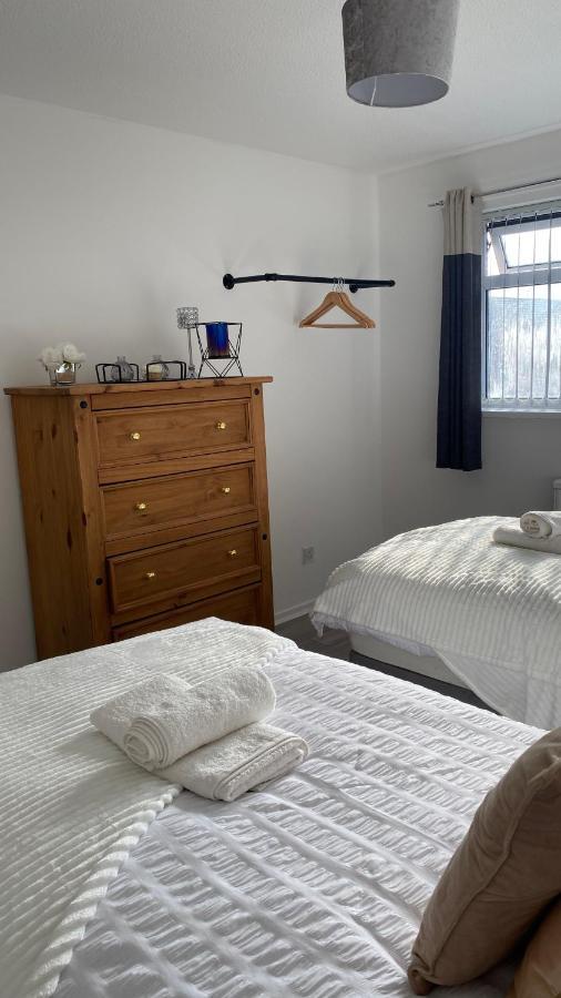 Bv Luxury Spacious 3 Bedroom House At Isaac Close マンチェスター エクステリア 写真