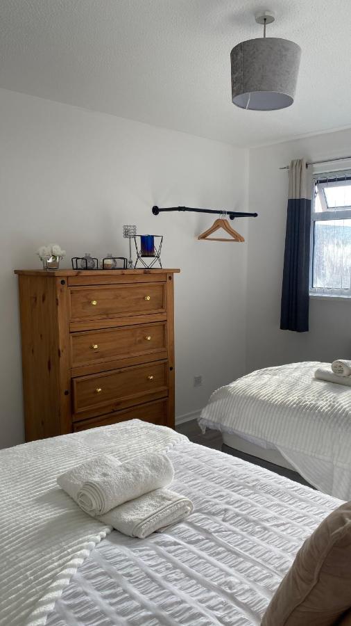 Bv Luxury Spacious 3 Bedroom House At Isaac Close マンチェスター エクステリア 写真
