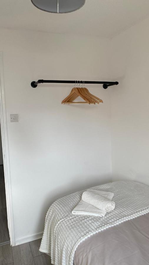 Bv Luxury Spacious 3 Bedroom House At Isaac Close マンチェスター エクステリア 写真