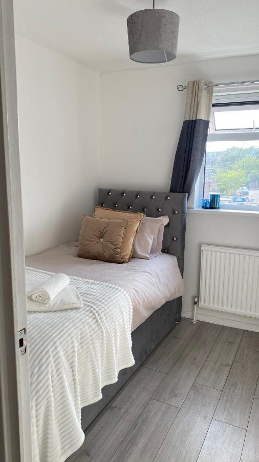 Bv Luxury Spacious 3 Bedroom House At Isaac Close マンチェスター エクステリア 写真